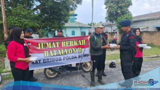 Brimob Polda Sumut dan Bhayangkari Tebar Kepedulian, Gelar Jumat Berkah Berbagi Makan Siang di Kampung Wetan Tanjung Balai